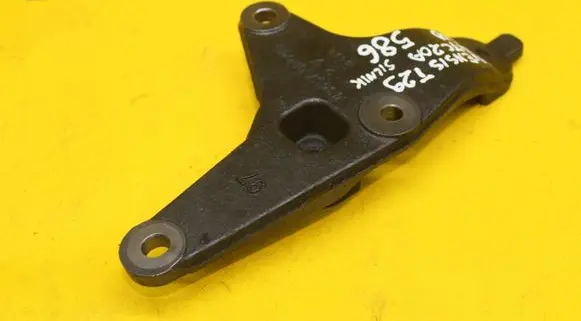 Toyota Avensis T270 Engine mounting bracket