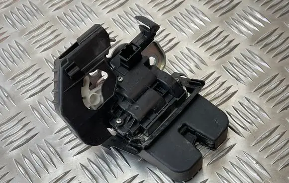 Skoda Fabia Mk3 (NJ) Tailgate/trunk/boot lock/catch/latch 8R0827505
