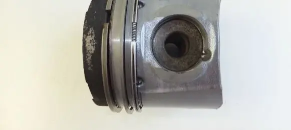Renault Master II Piston 