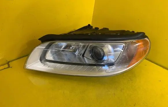 Volvo V70 Headlight/headlamp 31214347