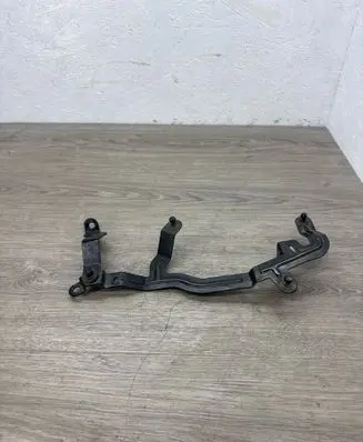 Air filter cleaner box bracket assembly