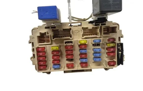 Nissan X-Trail T30 Fuse module 2523079981