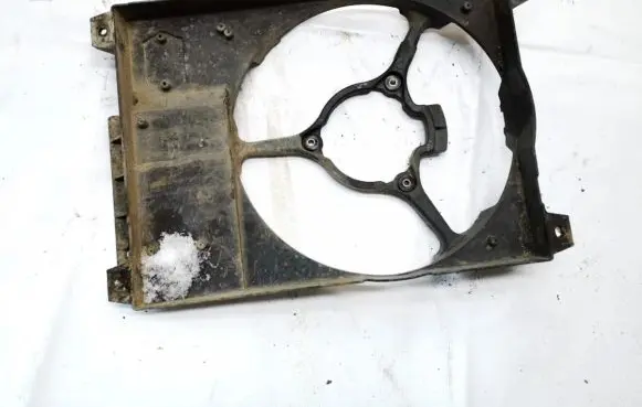 Radiator cooling fan shroud