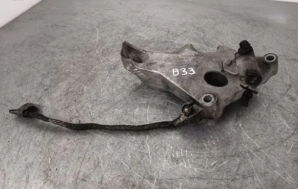 Engine mounting bracket