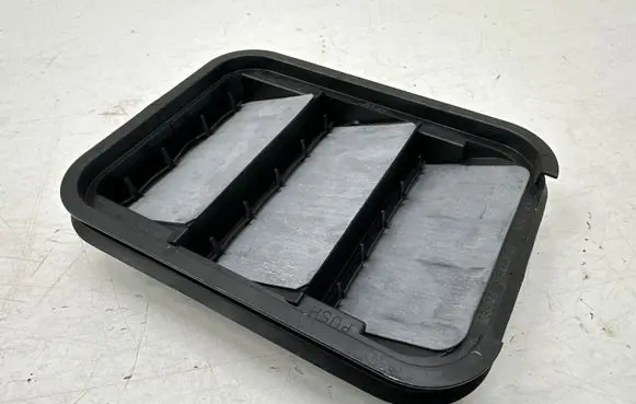 Quarter panel pressure vent