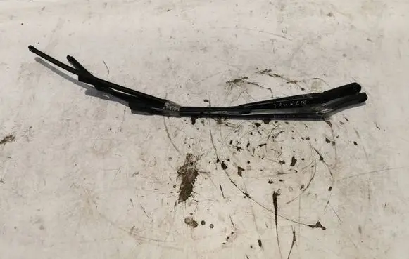 Volkswagen Touran I Front wiper blade arm 2K1955410