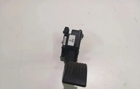 Accelerator throttle pedal