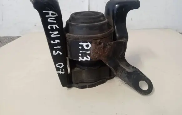 Toyota Avensis T250 Engine mount bracket