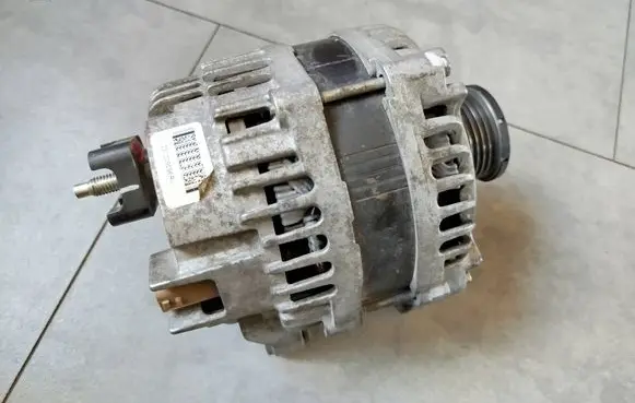 Opel Vivaro Generator/alternator 231009096R A003TX1781ZE 12V185A