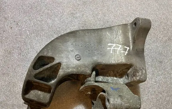 Mercedes-Benz E W211 Engine mounting bracket a6422230704 6422230704