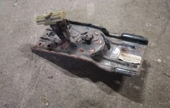 Chrysler Voyager Spare wheel mounting bracket 