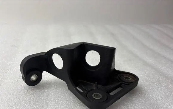 Volkswagen PASSAT B6 Gear shift cable bracket 1K0711789J