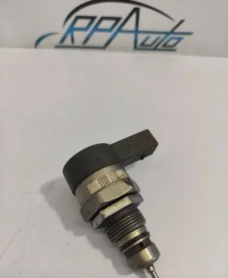 Audi A8 S8 D3 4E Fuel pressure regulator 0281002858 17924152
