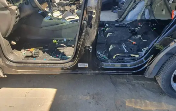 Opel Grandland X Pillar (middle) 