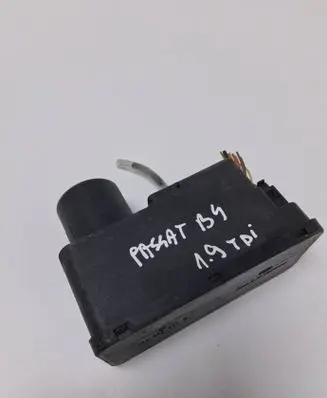 Volkswagen PASSAT B5 Central locking vacuum pump 1H0962257E