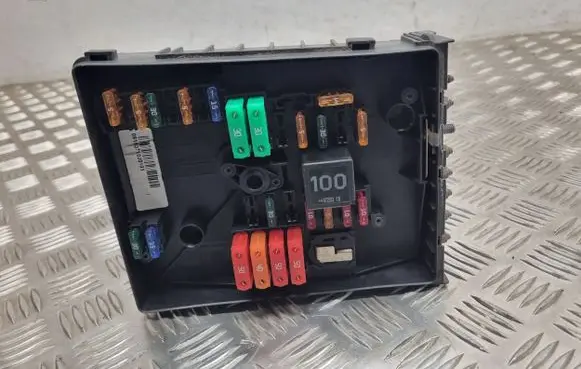 Volkswagen Golf V Fuse module 1K0937125A 3C0971249