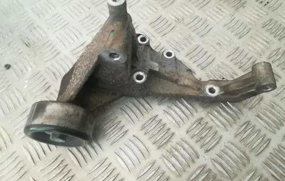 KIA Sorento Engine mounting bracket