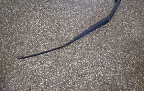 Nissan Leaf I (ZE0) Front wiper blade arm