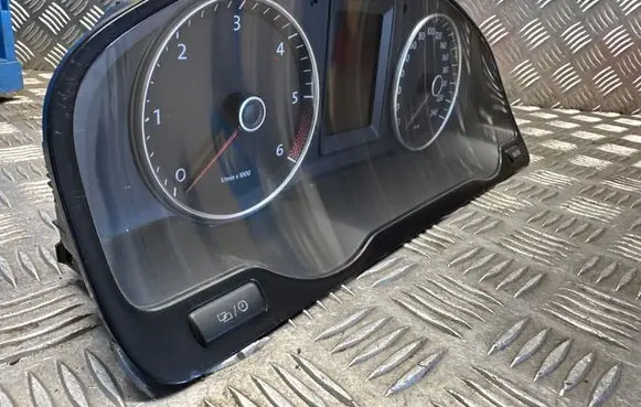 Speedometer (instrument cluster)