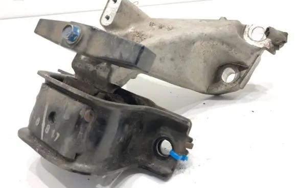 Engine mount vacuum valve