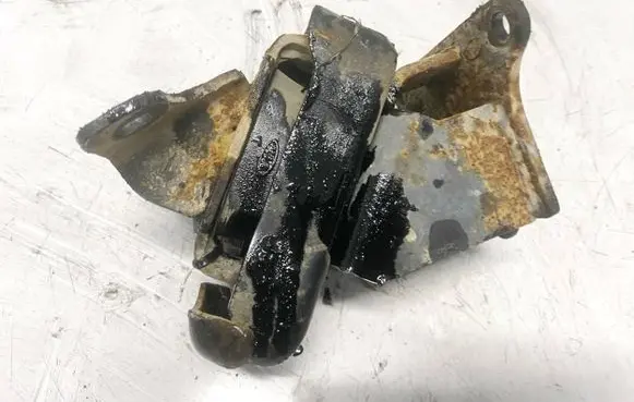 KIA Sorento Engine mount bracket