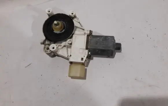 BMW 1 E81 E87 Front door window regulator motor 0130822224