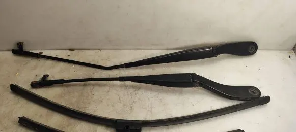 Volvo V50 Front wiper blade arm 30698249 30698250