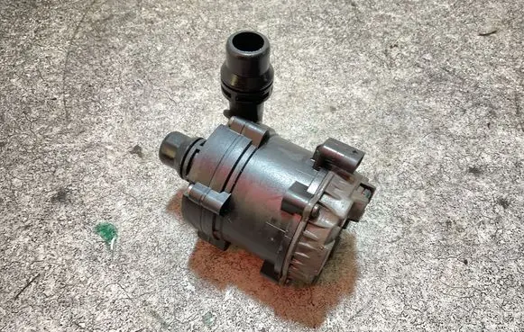 BMW 5 G30 G31 G38 Electric auxiliary coolant/water pump 0392024063 20181006 8638237