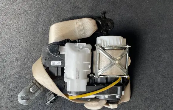 BMW 7 G11 G12 Front seatbelt 7402424