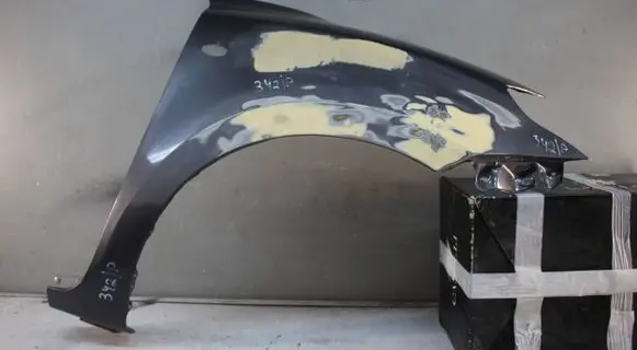 Suzuki Swift III Fender mounting bracket