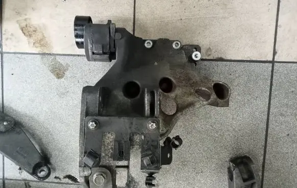 Opel Zafira B Fuel pump bracket 55187918