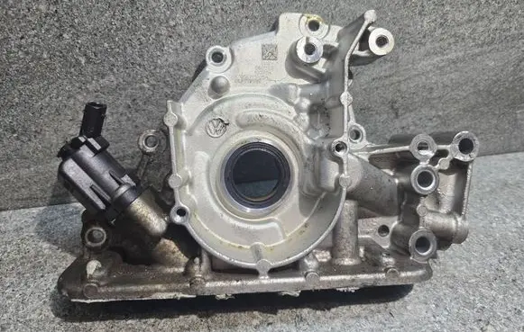 Volkswagen Golf VII Oil pump 05E115109