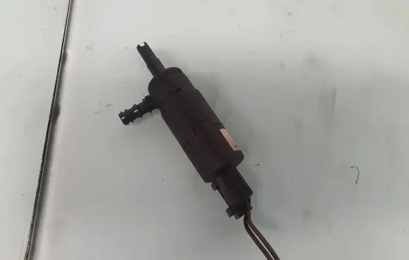 BMW X3 E83 Headlight washer pump 8377430 67128377430 67120154875