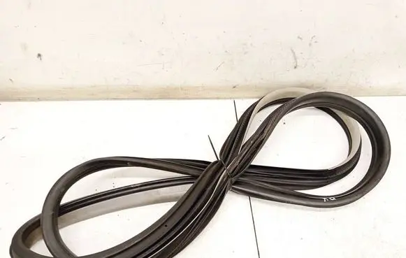 Opel Astra H Rubber seal front coupe door