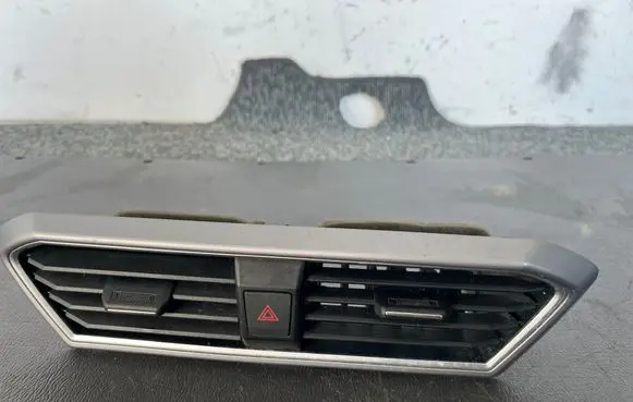 Seat Leon IV Dash center air vent grill 5FA819110