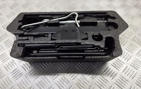 Citroen C4 I Picasso Spare wheel mounting bracket 