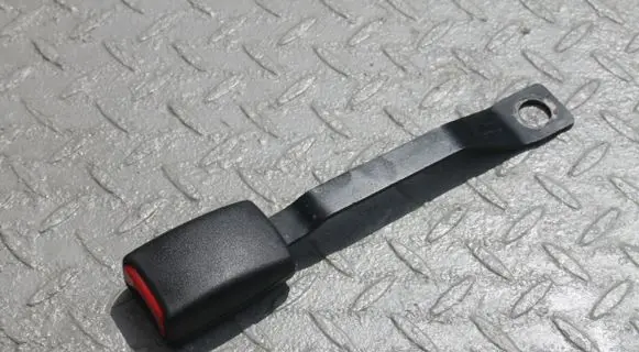 Suzuki Grand Vitara II Front seatbelt buckle