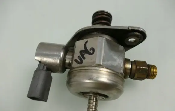Audi A3 S3 8P Fuel injection high pressure pump 06H127025G