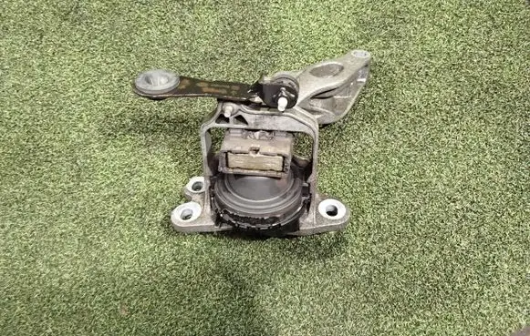 Opel Vivaro Engine mount bracket 112101360R 112841371R 93451663