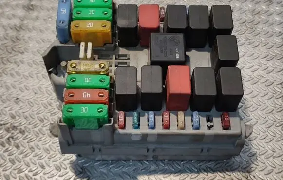 Iveco Daily 35 - 40.10 Fuse module 69501171