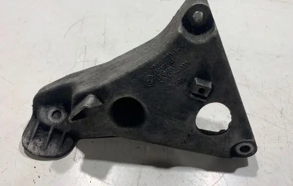 BMW 5 E60 E61 Engine mounting bracket 6777053 6905 13807410