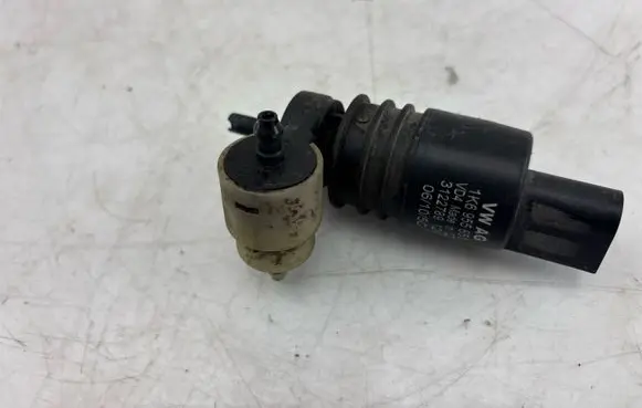 Volkswagen PASSAT B6 Windscreen/windshield washer pump 1K6955651