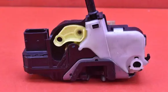 Chevrolet Cruze Front door lock 13503149HK