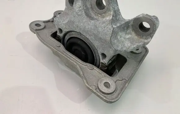 Engine mount vacuum valve