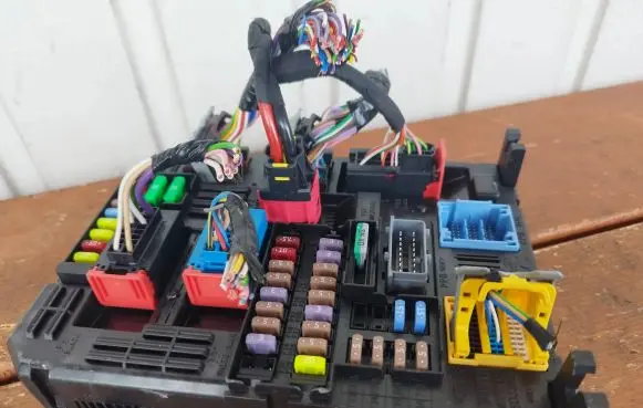 Peugeot 208 Fuse box set 9853735880