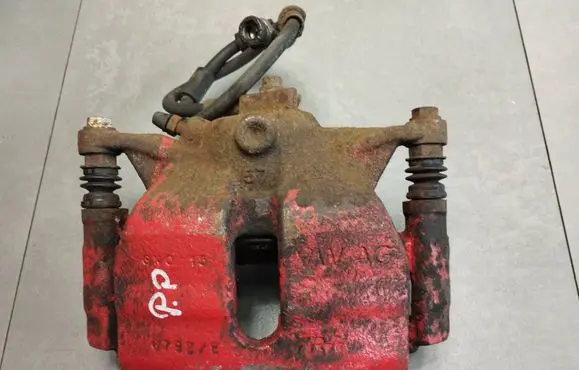 Volkswagen Golf VII Front brake caliper