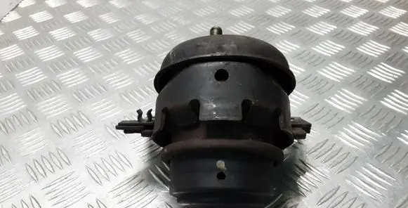 Toyota Land Cruiser (J120) Engine mount bracket