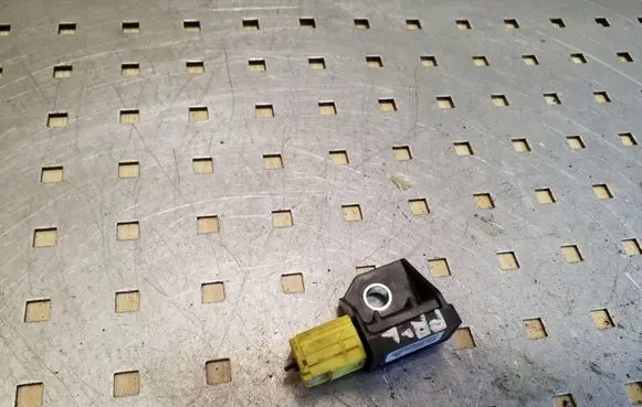 Mitsubishi Pajero Airbag deployment crash/impact sensor 8651A068