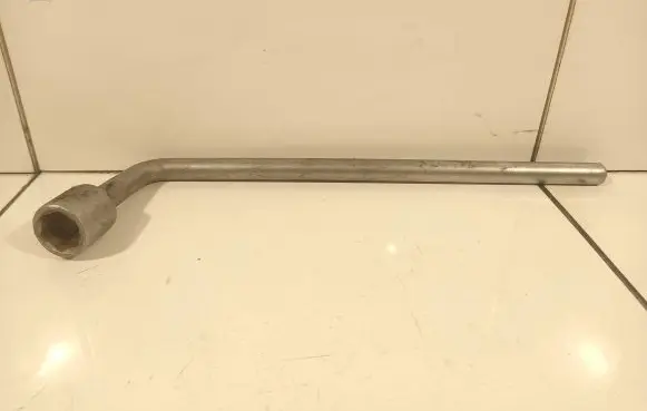 Mercedes-Benz E W211 Wheel nut wrench A2215810001