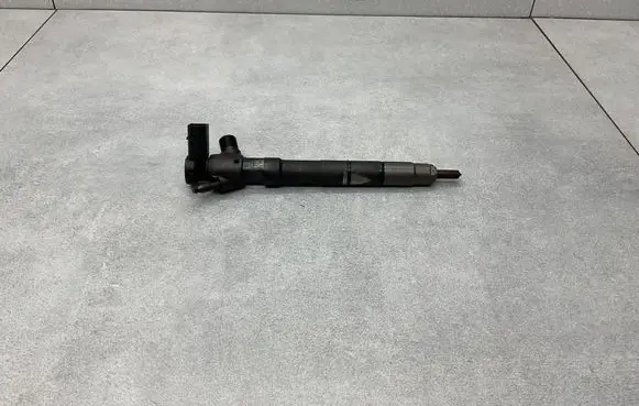 Skoda Octavia Mk3 (5E) Fuel injector 04L130277BD